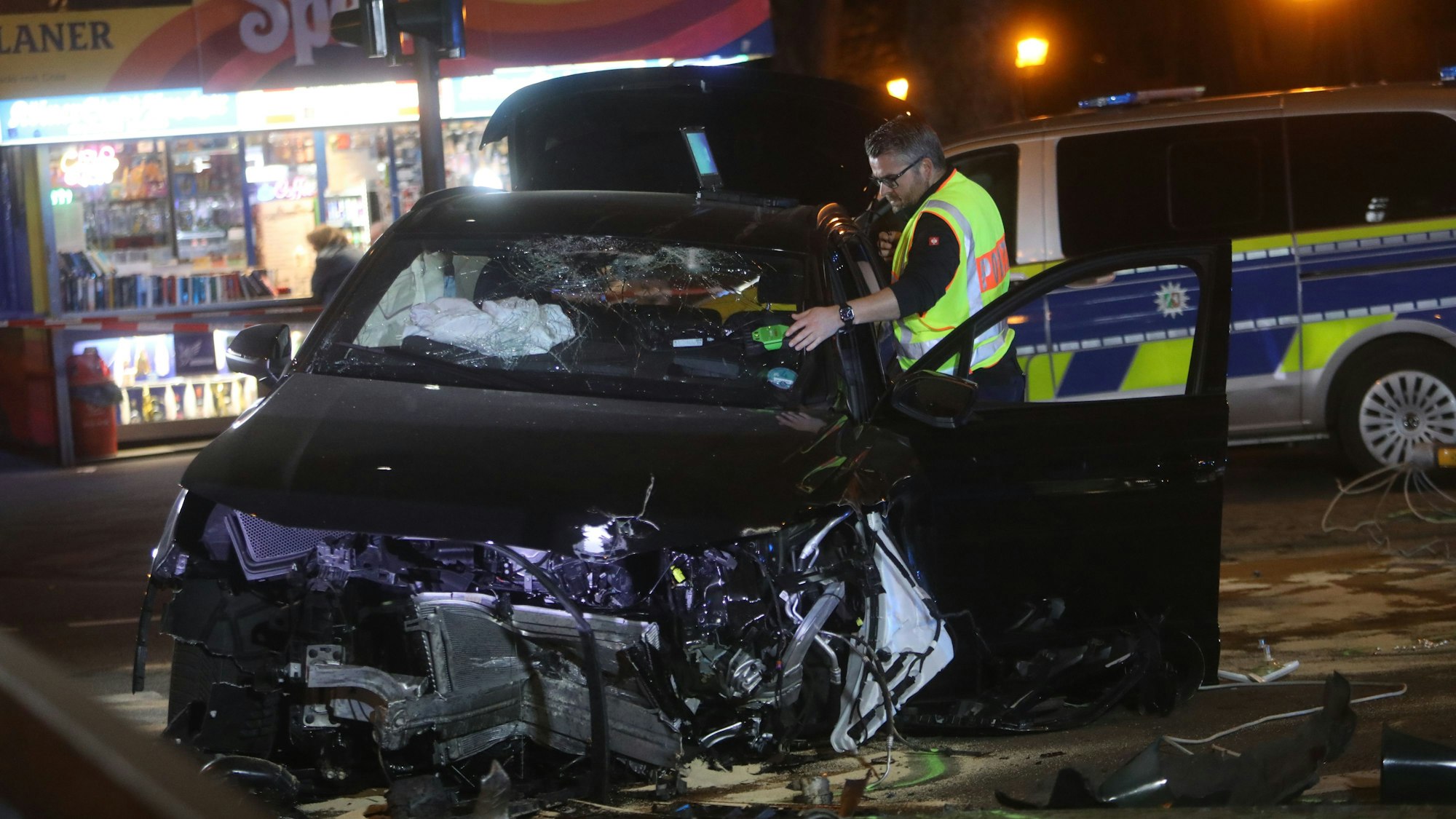 Beamte der Polizei sichern Spuren am Unfallort auf den Ringen in Köln.