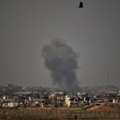 04.04.2025, Israel, ---: Rauch steigt nach einer Explosion im Gazastreifen auf, vom Süden Israels aus gesehen. Foto: Leo Correa/AP/dpa +++ dpa-Bildfunk +++