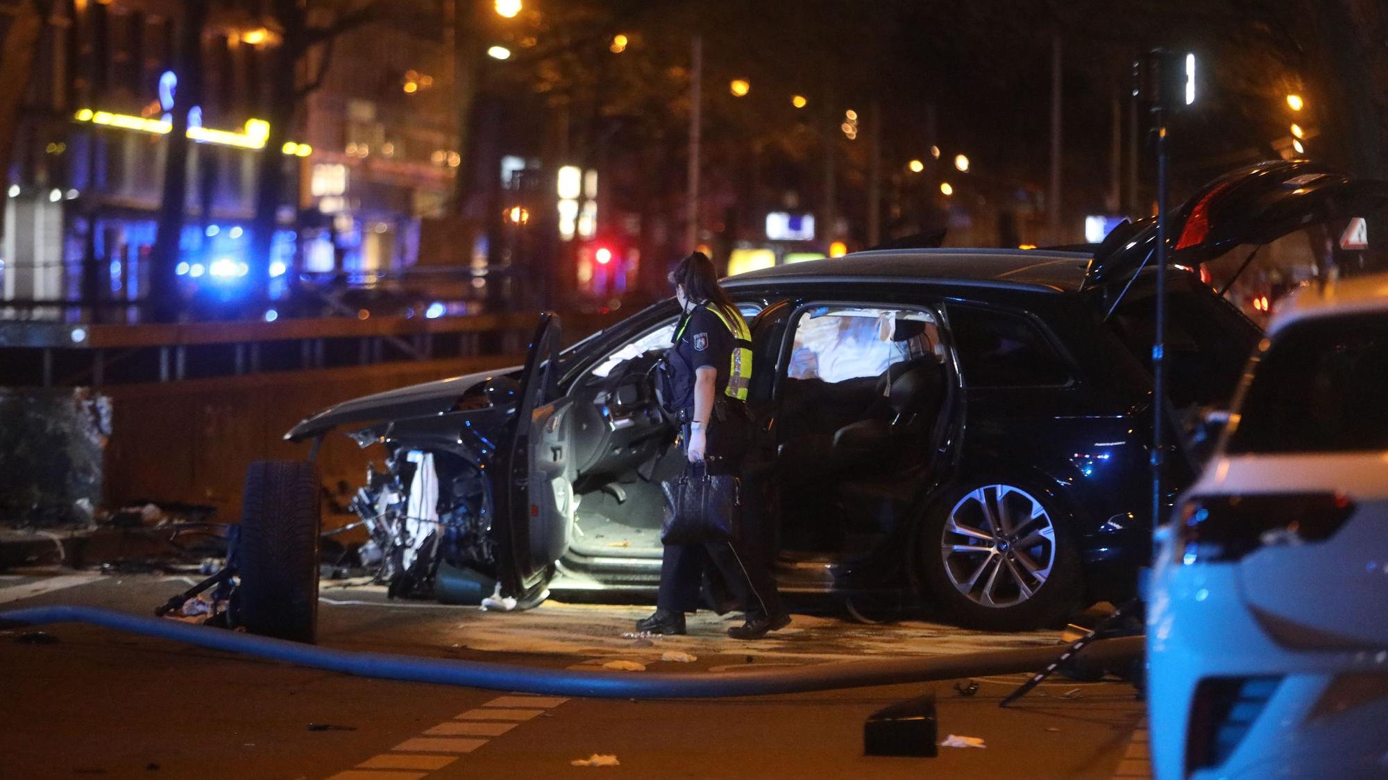 Während einer Verfolgungsfahrt auf den Kölner Ringen hat eine 54 Jahre alte Fahrerin einen Unfall gebaut. Sie erlitt dabei schwere Verletzungen.
