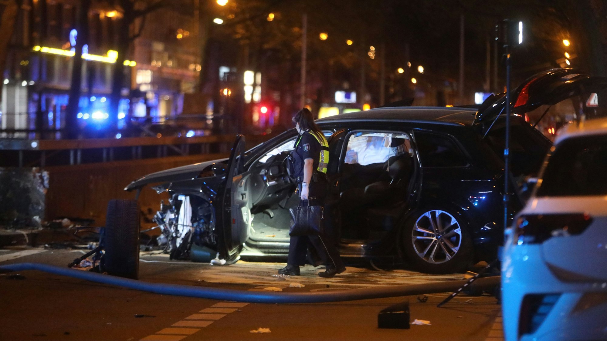 Das Auto wurde bei dem Unfall nach einer Verfolgungsfahrt auf den Ringen in Köln stark beschädigt.