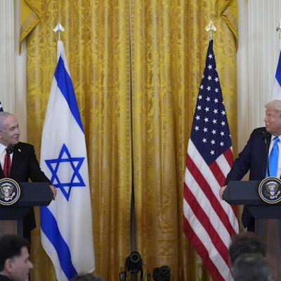 ARCHIV - 04.02.2025, USA, Washington: US-Präsident Donald Trump (r) und der israelische Ministerpräsident Benjamin Netanjahu sprechen während einer Pressekonferenz im East Room des Weißen Hauses. (zu dpa: «Weißes Haus: Trump will Netanjahu am Montag erneut empfangen») Foto: Alex Brandon/AP/dpa +++ dpa-Bildfunk +++