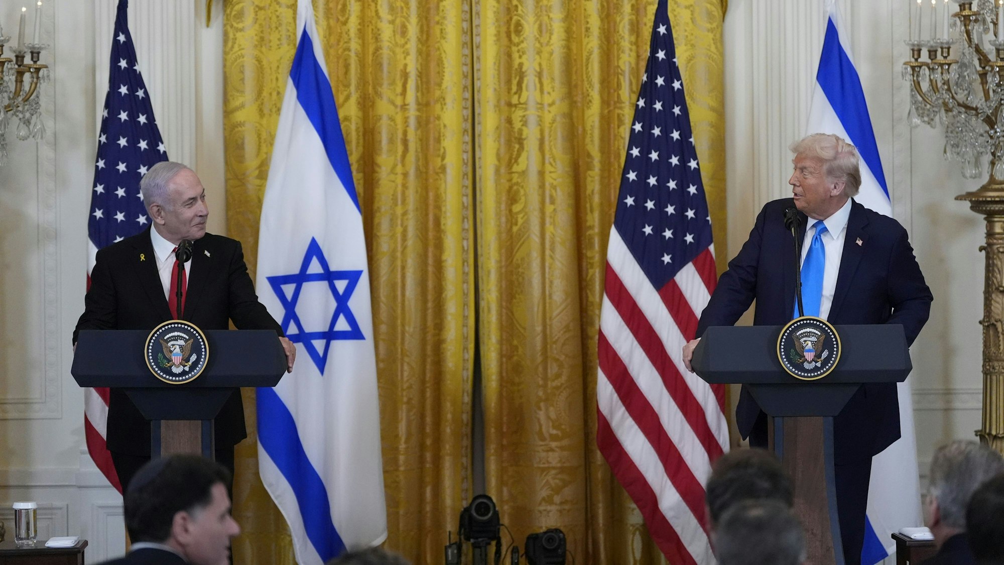 ARCHIV - 04.02.2025, USA, Washington: US-Präsident Donald Trump (r) und der israelische Ministerpräsident Benjamin Netanjahu sprechen während einer Pressekonferenz im East Room des Weißen Hauses. (zu dpa: «Weißes Haus: Trump will Netanjahu am Montag erneut empfangen») Foto: Alex Brandon/AP/dpa +++ dpa-Bildfunk +++