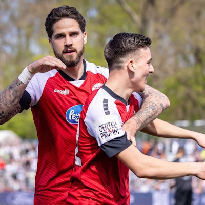 3. Liga: FC Viktoria Köln - SpVgg Unterhaching, 05.04.2025 Jubel bei Lex-Tyger Lobinger FC Viktoria Köln, 9 und Said El Mala FC Viktoria Köln, 22 Köln, 5.04.2025, 31. Spieltag der 3. Fußball-Liga, FC Viktoria Köln - SpVgg Unterhaching im Sportpark Hoehenberg in Köln. Die DFL-Bestimmungen verbieten die Verwendung von Fotografien als Bildsequenzen und / oder Quasi-Videos. *** 3 Liga FC Viktoria Köln SpVgg Unterhaching, 05 04 2025 Cheers for Lex Tyger Lobinger FC Viktoria Köln, 9 and Said El Mala FC Viktoria Köln, 22 Cologne, 5 04 2025, 31 Matchday of the 3 Football League, FC Viktoria Köln SpVgg Unterhaching at Sportpark Hoehenberg in Cologne The DFL regulations prohibit the use of photographs as image sequences and or quasi videos Copyright: xBEAUTIFULxSPORTS/LeahxKohringx