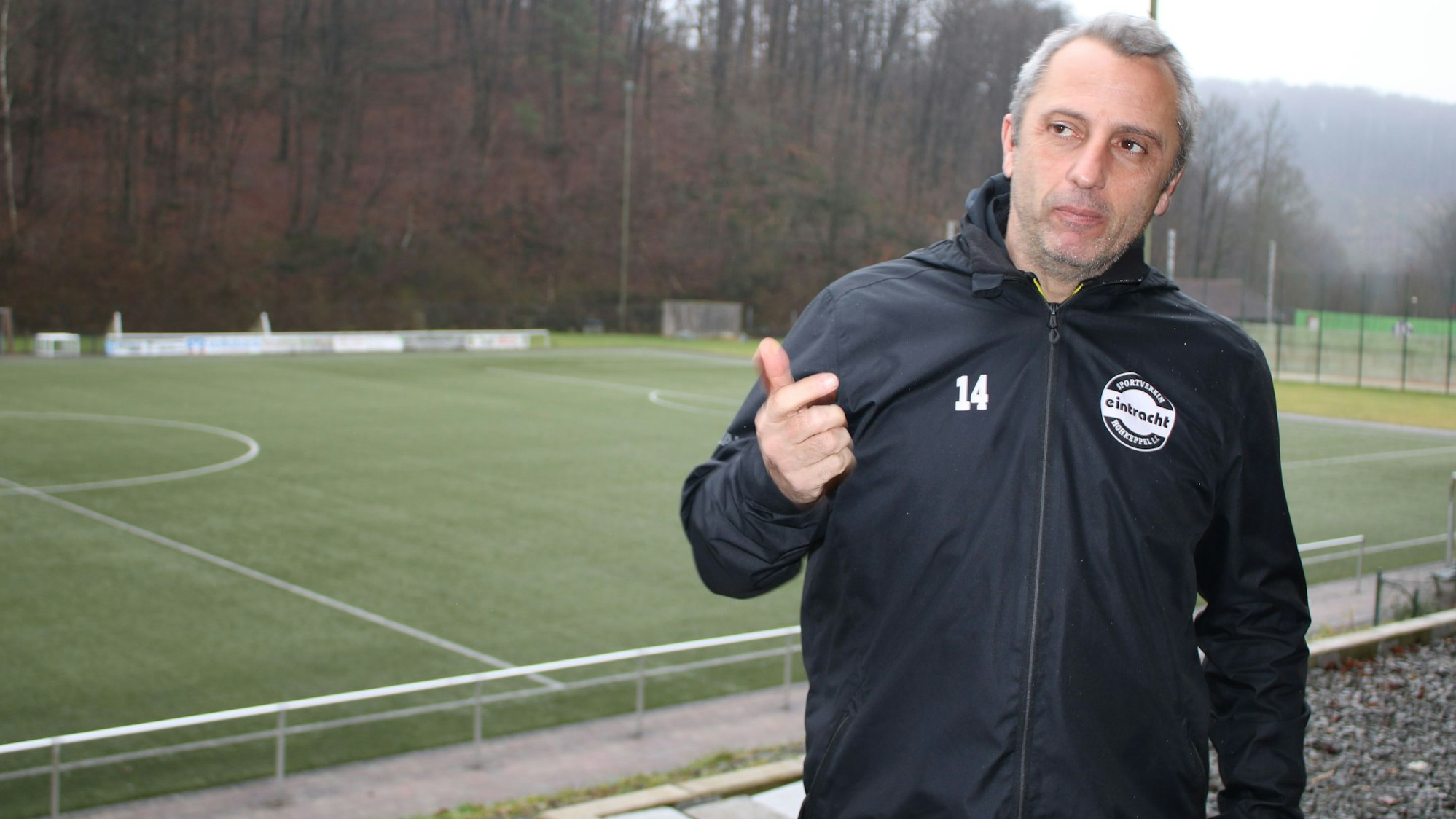 Iraklis Metaxas am Fußballplatz in Hohkeppel.