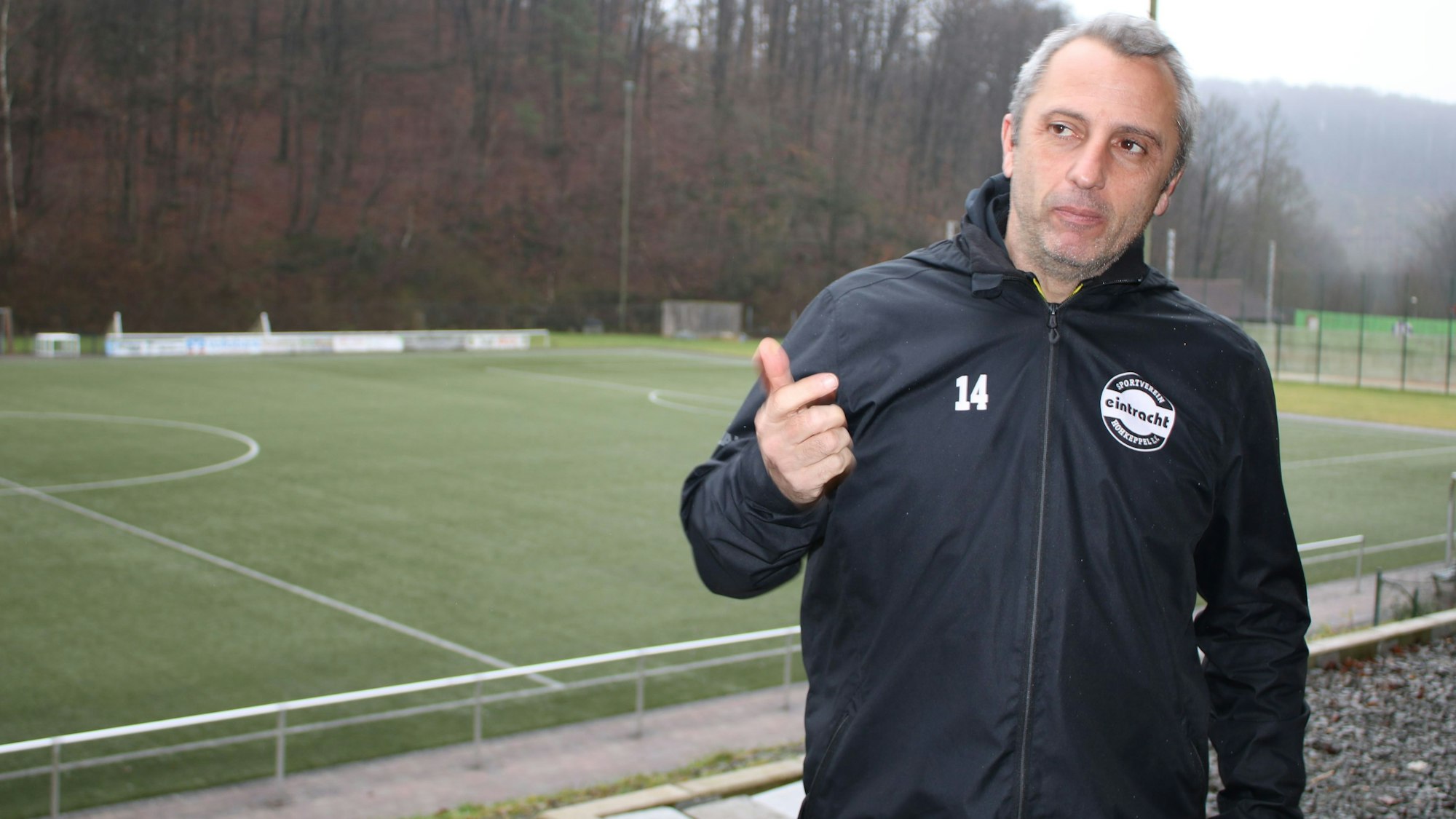 Iraklis Metaxas am Fußballplatz in Hohkeppel.