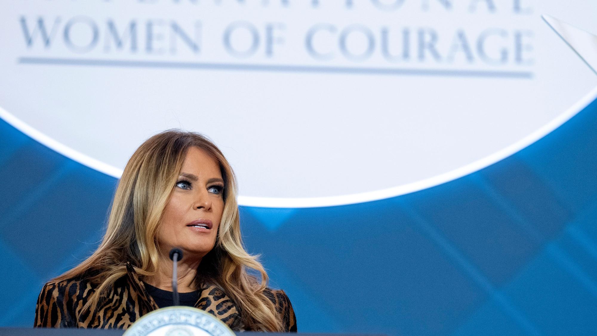 ARCHIV - 01.04.2025, USA, Washington: US-First Lady Melania Trump spricht während der Verleihung des International Women of Courage Award im Außenministerium in Washington. (zu dpa: «Die neue Melania Trump») Foto: Jacquelyn Martin/AP/dpa +++ dpa-Bildfunk +++