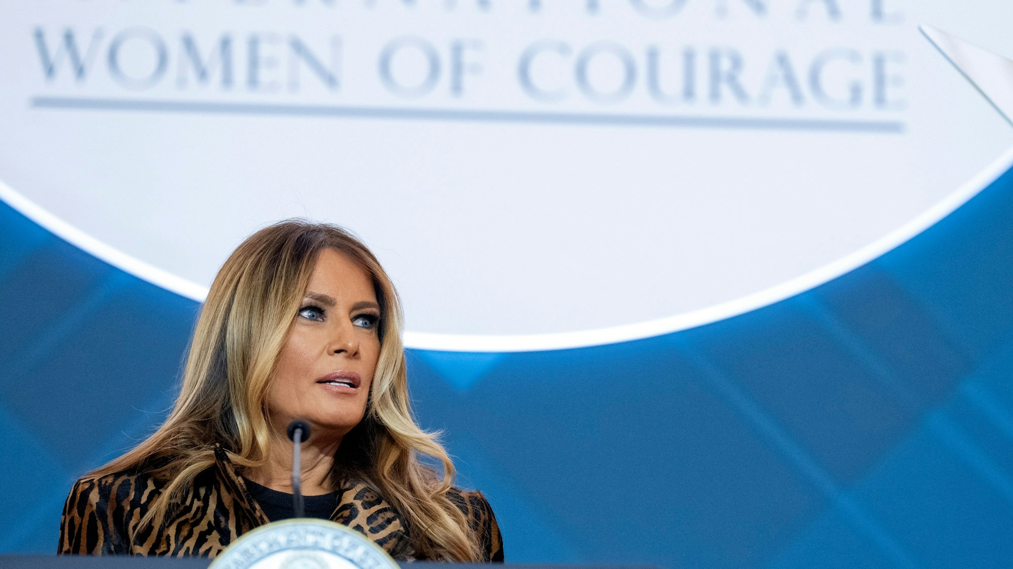 ARCHIV - 01.04.2025, USA, Washington: US-First Lady Melania Trump spricht während der Verleihung des International Women of Courage Award im Außenministerium in Washington. (zu dpa: «Die neue Melania Trump») Foto: Jacquelyn Martin/AP/dpa +++ dpa-Bildfunk +++