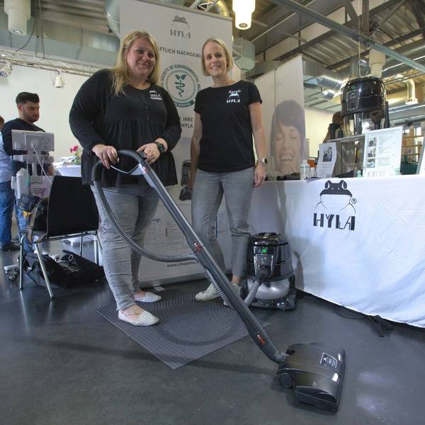 Im Kampf gegen Feinstaub, Milben und andere Allergene: Sabrina Buch (inks) und Sarah Bitter warben für ihren Staubsauger.