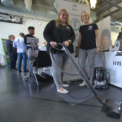 Im Kampf gegen Feinstaub, Milben und andere Allergene: Sabrina Buch (inks) und Sarah Bitter warben für ihren Staubsauger.