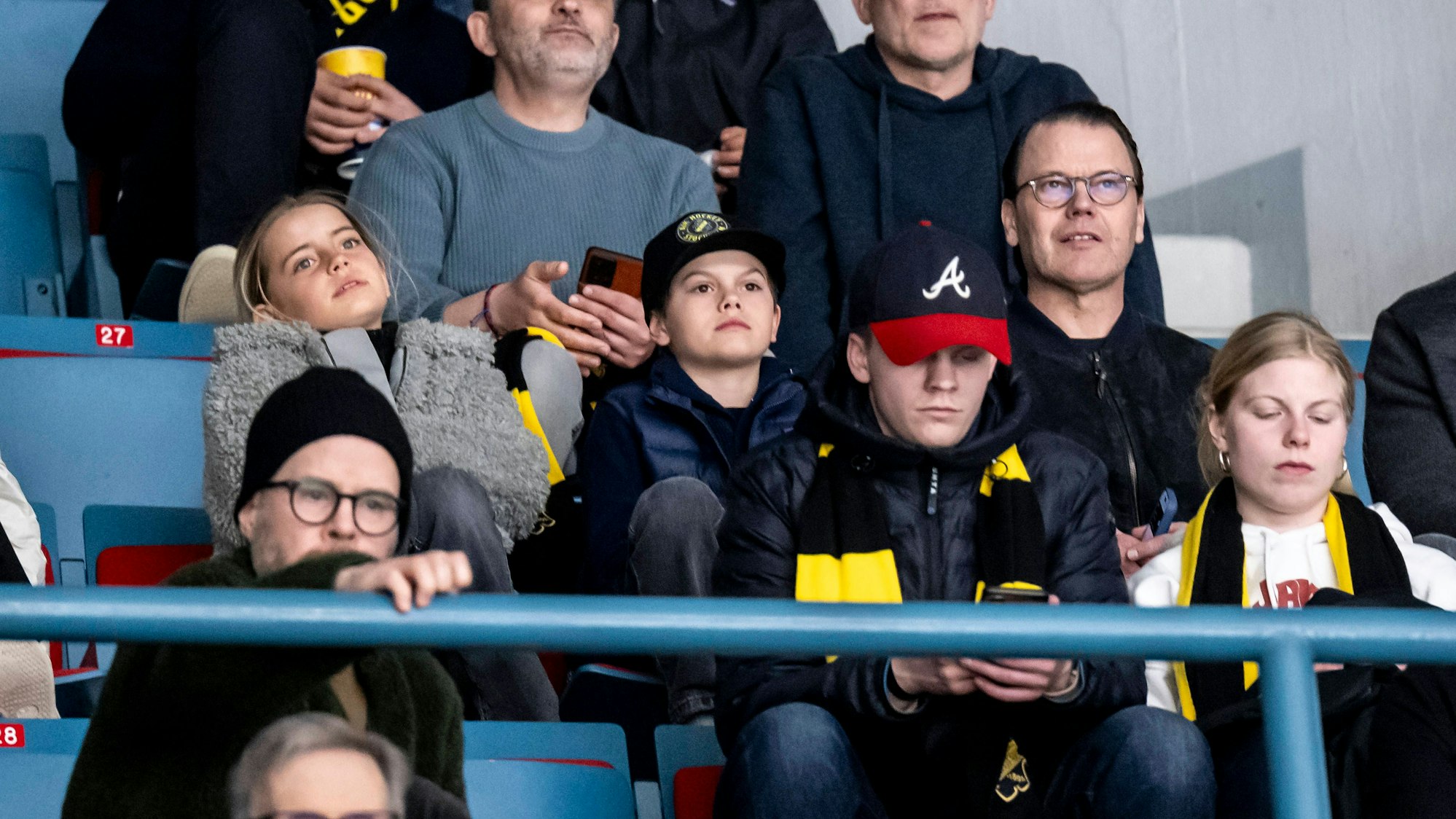 Prinz Oscar (m) und sein Vater, Prinz Daniel, schauen gebannt dem Spiel zu.