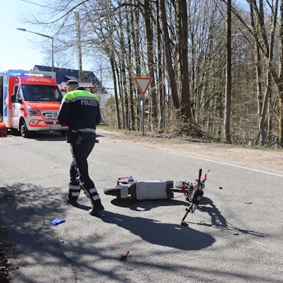 Aus ungeklärter Ursache verlor der Fahrer bei Reichshof-Windfus die Kontrolle über seinen Elektroroller.