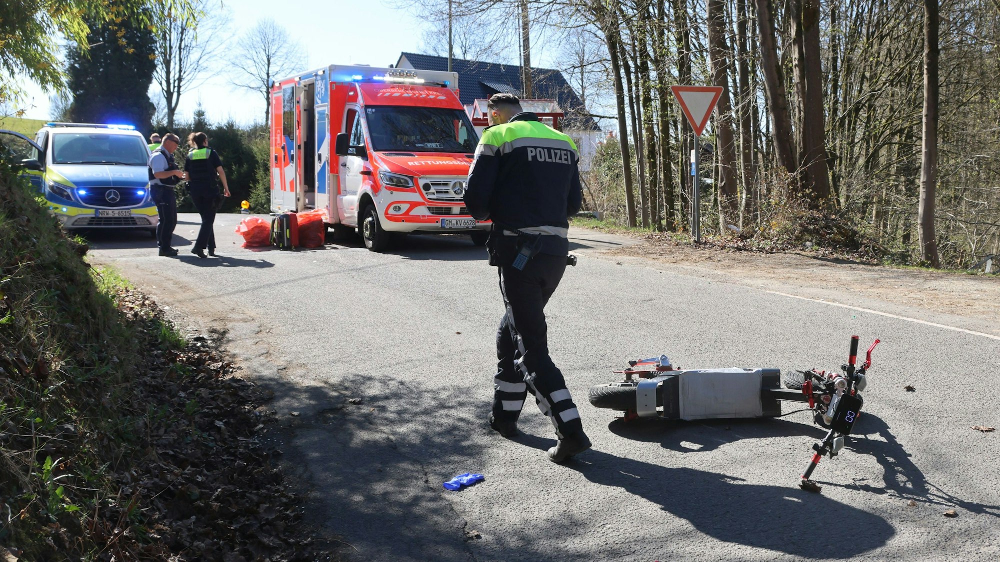 Aus ungeklärter Ursache verlor der Fahrer bei Reichshof-Windfus die Kontrolle über seinen Elektroroller.