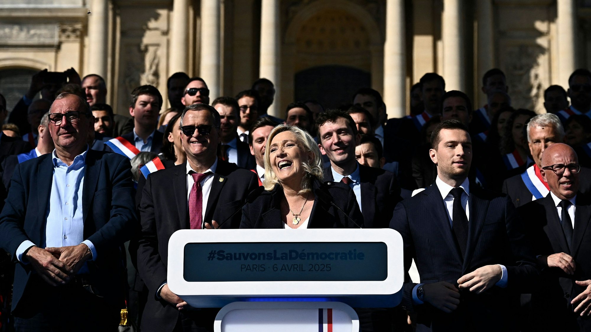 Le Pen, Rassemblement National, spricht auf einer Demonstration in Paris.