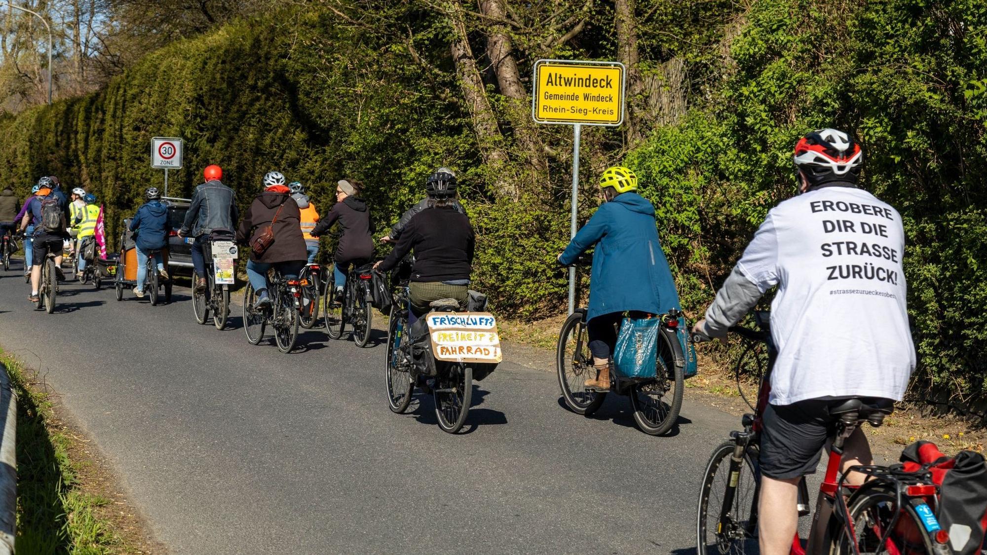 Für den Bau von Radwegen traten die Demonstrierenden in die Pedale.