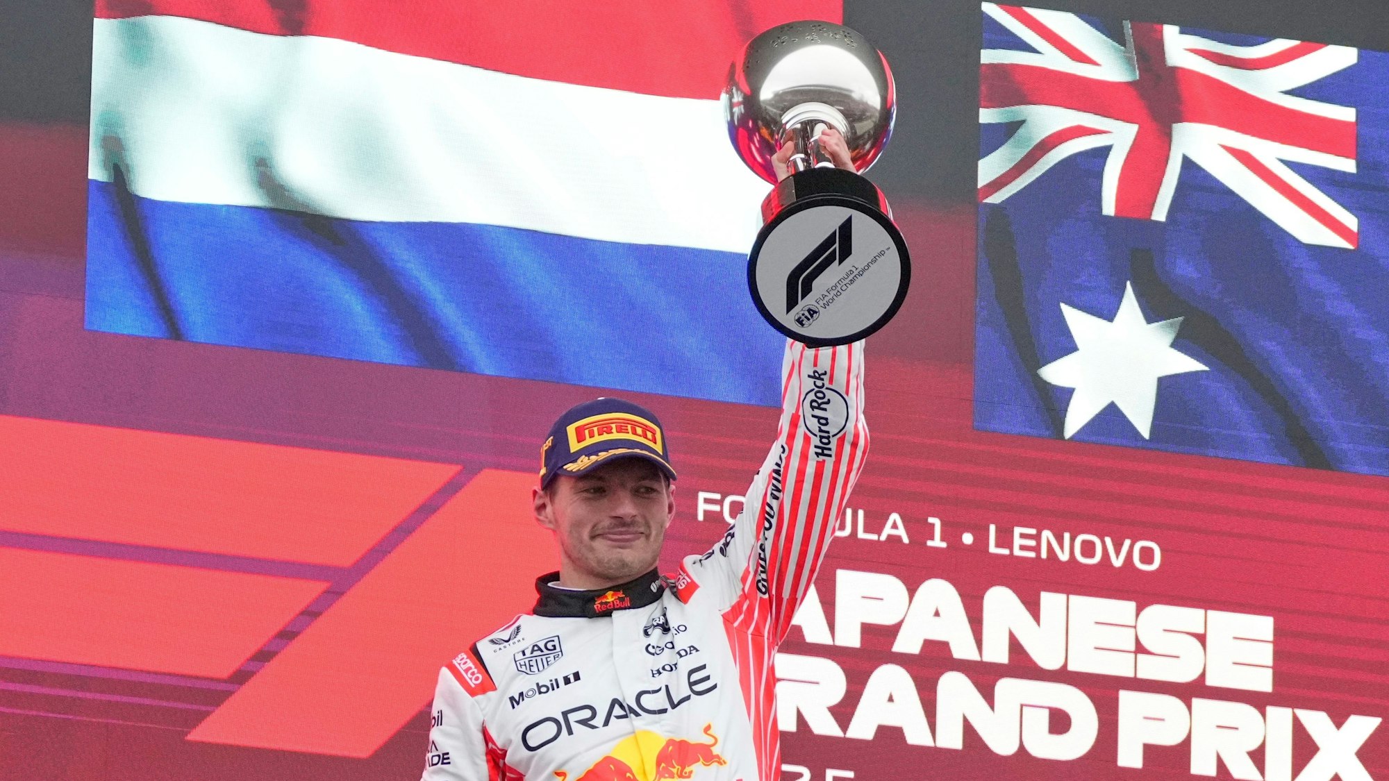 06.04.2025, Japan, Suzuka: Motorsport: Formel-1-Weltmeisterschaft, Grand Prix von Japan, Suzuka Circuit. Red-Bull-Pilot Max Verstappen aus den Niederlanden feiert mit seiner Trophäe nach dem Sieg beim Großen Preis von Japan. Foto: Shuji Kajiyama/Pool AP/AP/dpa +++ dpa-Bildfunk +++