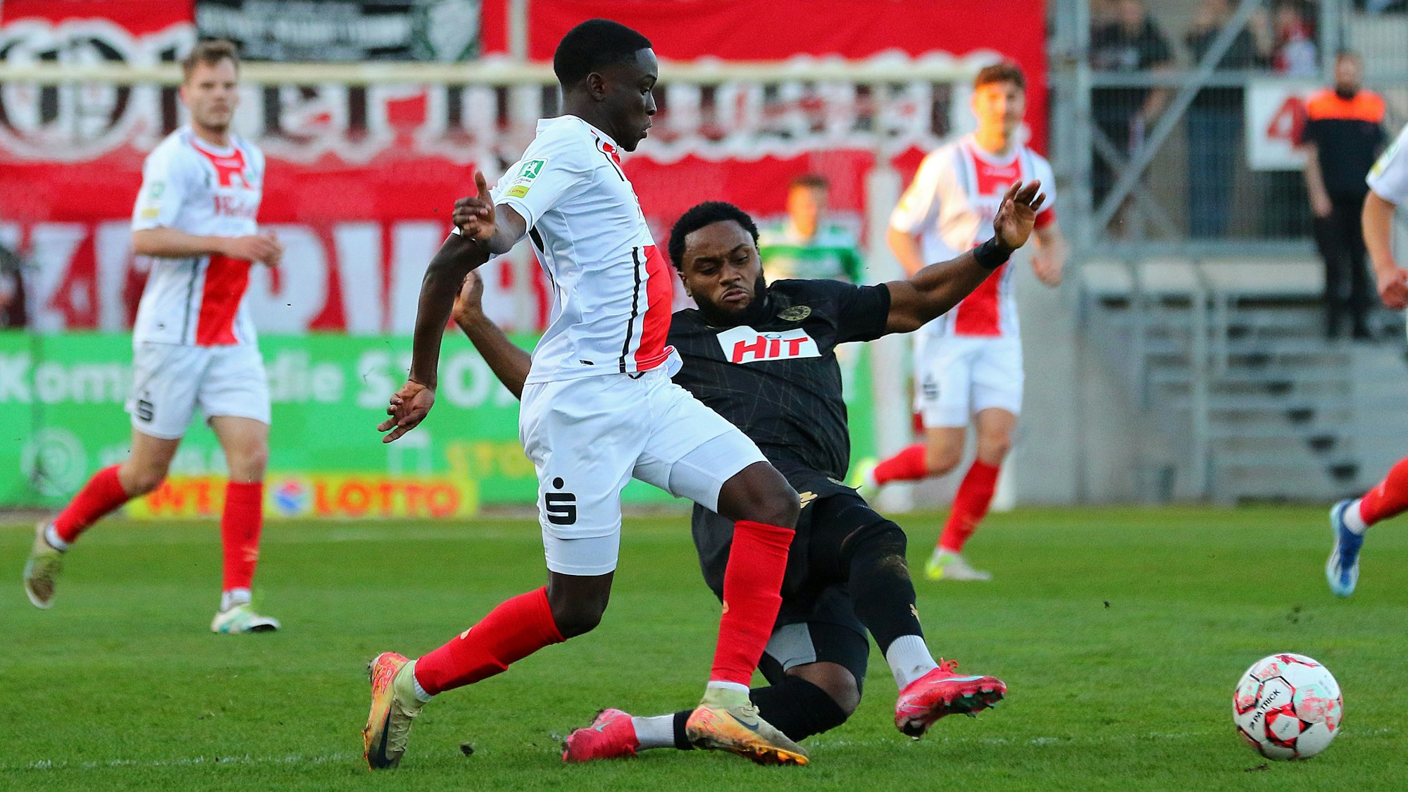 Denis Donkor und Arnold Budimbu.
| RWO - Fortuna Köln | Ort: Oberhausen, Stadion Niederrhein | Datum: 04.04.2025 | Foto: Micha Korb / FUNKE Foto Services