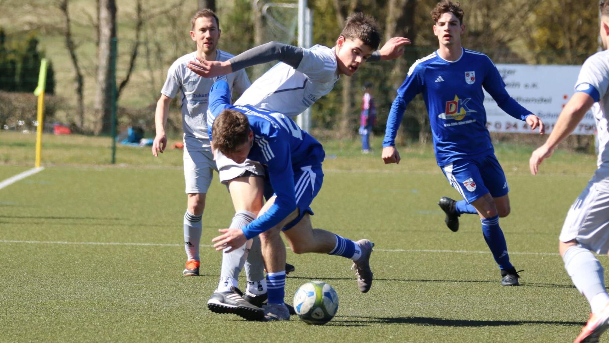Ein Dahlemer Spieler prallt mit einem Gegenspieler zusammen.