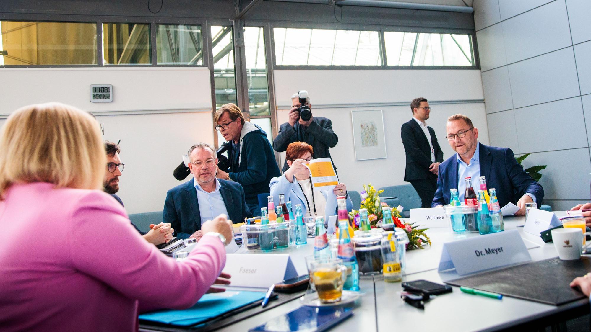 05.04.2025, Brandenburg, Potsdam: Frank Werneke (r), Vorsitzender der Dienstleistungsgewerkschaft Verdi, und Nancy Faeser (SPD, l), geschäftsführende Bundesministerin für Inneres und Heimat, sitzen bei der Fortsetzung der Tarifverhandlungen für die Beschäftigten des öffentlichen Dienstes der Länder im Kongresshotel. Es geht um Einkommen und Arbeitszeiten für mehr als 2,5 Millionen Beschäftigte bei Bund und Kommunen. Grundlage dieser abschließenden Verhandlungsrunde ist die Einigungsempfehlung der Schlichterkommission vom 28. März. Foto: Carsten Koall/dpa +++ dpa-Bildfunk +++