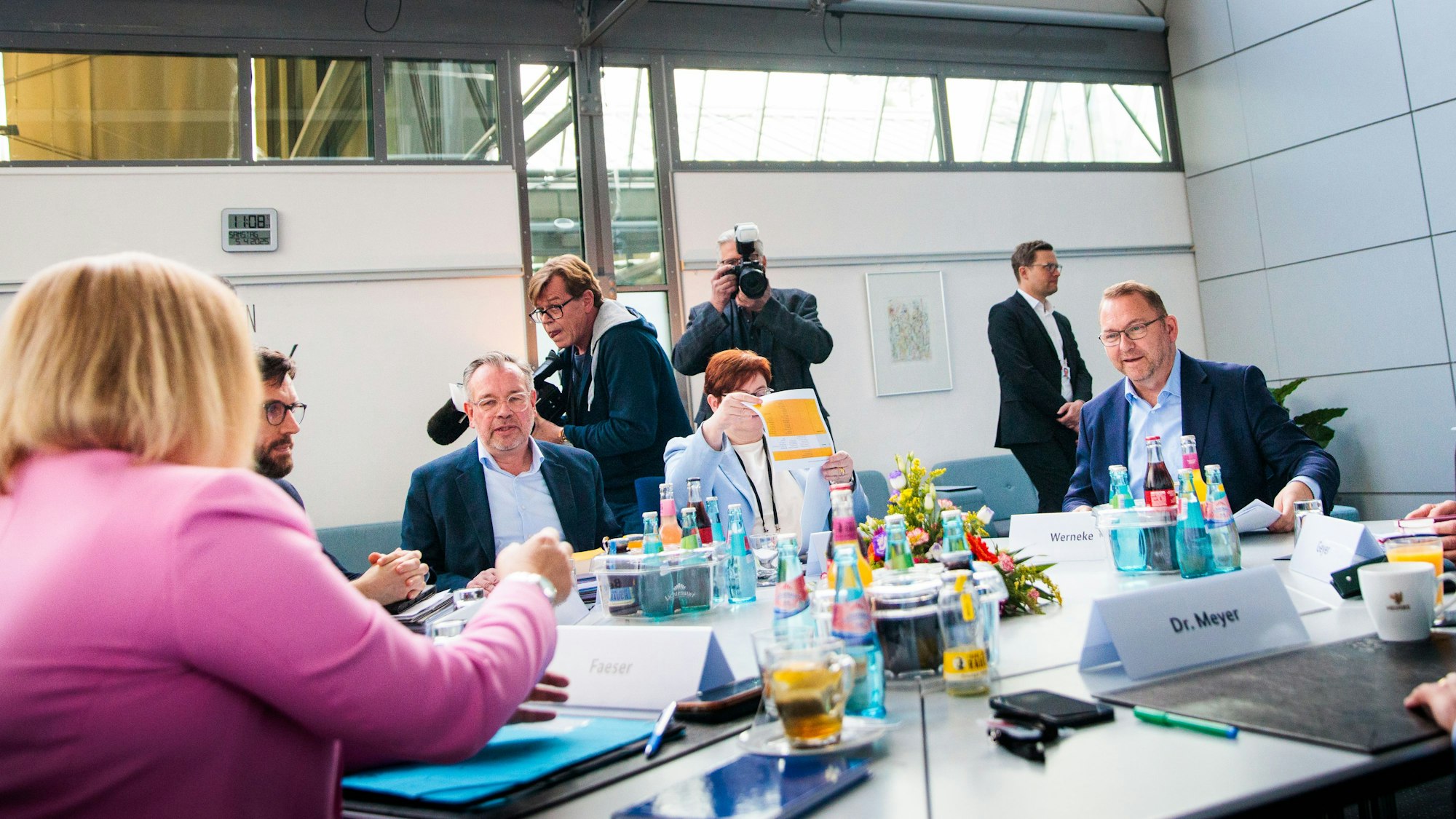 05.04.2025, Brandenburg, Potsdam: Frank Werneke (r), Vorsitzender der Dienstleistungsgewerkschaft Verdi, und Nancy Faeser (SPD, l), geschäftsführende Bundesministerin für Inneres und Heimat, sitzen bei der Fortsetzung der Tarifverhandlungen für die Beschäftigten des öffentlichen Dienstes der Länder im Kongresshotel. Es geht um Einkommen und Arbeitszeiten für mehr als 2,5 Millionen Beschäftigte bei Bund und Kommunen. Grundlage dieser abschließenden Verhandlungsrunde ist die Einigungsempfehlung der Schlichterkommission vom 28. März. Foto: Carsten Koall/dpa +++ dpa-Bildfunk +++
