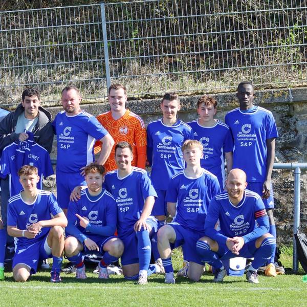 Gruppenbild des SSV Weilerswist. Unter den Spielern steht auch Patrick Hinsch, der zwei Wochen zuvor schwer verletzt worden war. Hinsch trägt das Trikot mit der Nummer 11 in der Hand