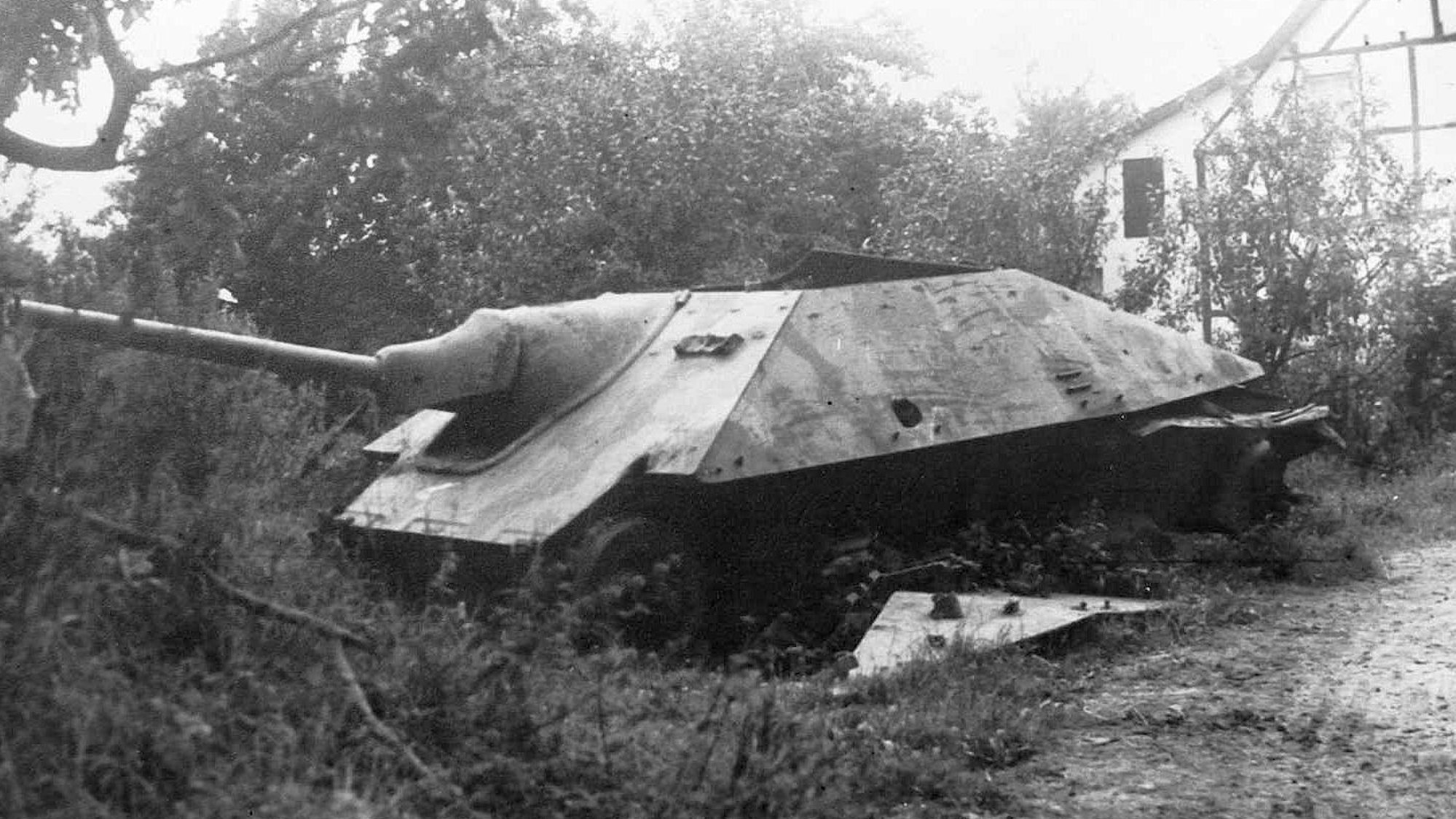 Diesen beschädigten deutschen Panzer ließ eine Panzerjäger-Kompanie am 7. April 1945 bei Morsbach-Appenhagen zurück.