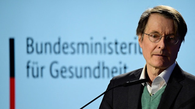 Bundesgesundheitsminister Karl Lauterbach spricht während der Global Health in Transition German 2025 der World Health Organization (WHO).