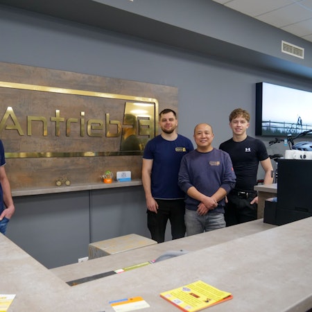 Auf dem Bild sind Martin Pöhler und seine Mitarbeiter zu sehen.