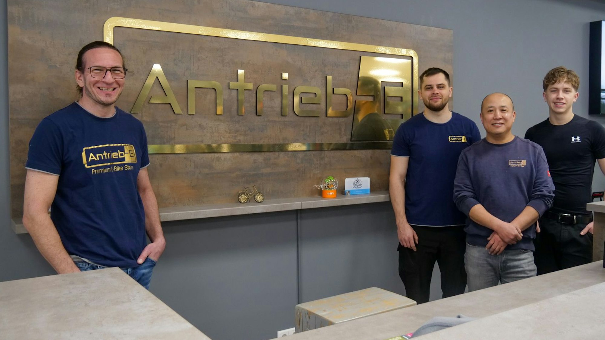 Auf dem Bild sind Martin Pöhler und seine Mitarbeiter zu sehen.