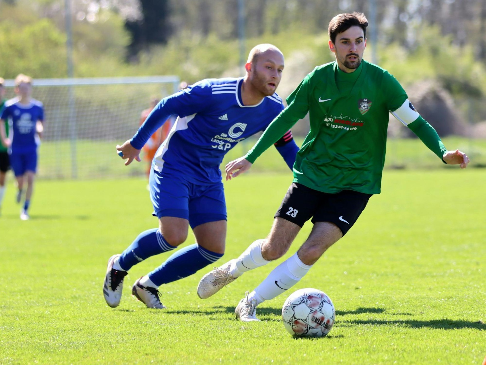 Die beiden Kapitäne beider Vereine im direkten Duell.