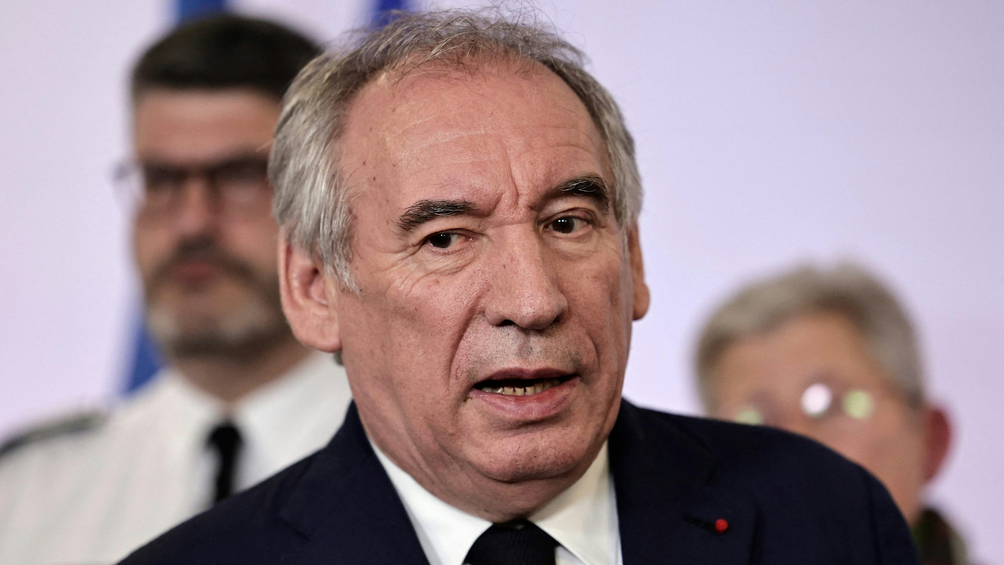 ARCHIV - 14.12.2024, Frankreich, Paris: Der französische Premierminister Francois Bayrou spricht nach einem Treffen im Krisenzentrum des Innenministeriums. (zu dpa: «Nach Urteil gegen Le Pen: Proteste in Paris geplant») Foto: Stephane De Sakutin/AFP/dpa +++ dpa-Bildfunk +++