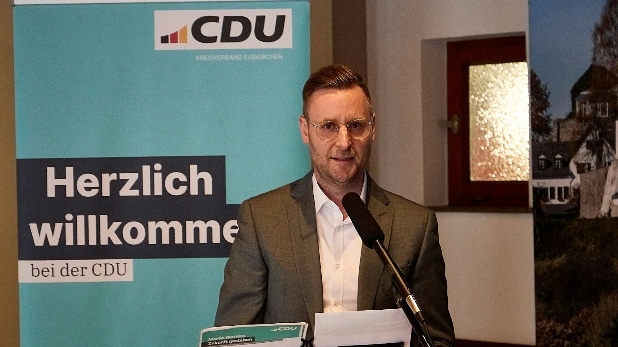 Das Bild zeigt Berners, wie er in ein Mikrofon spricht.