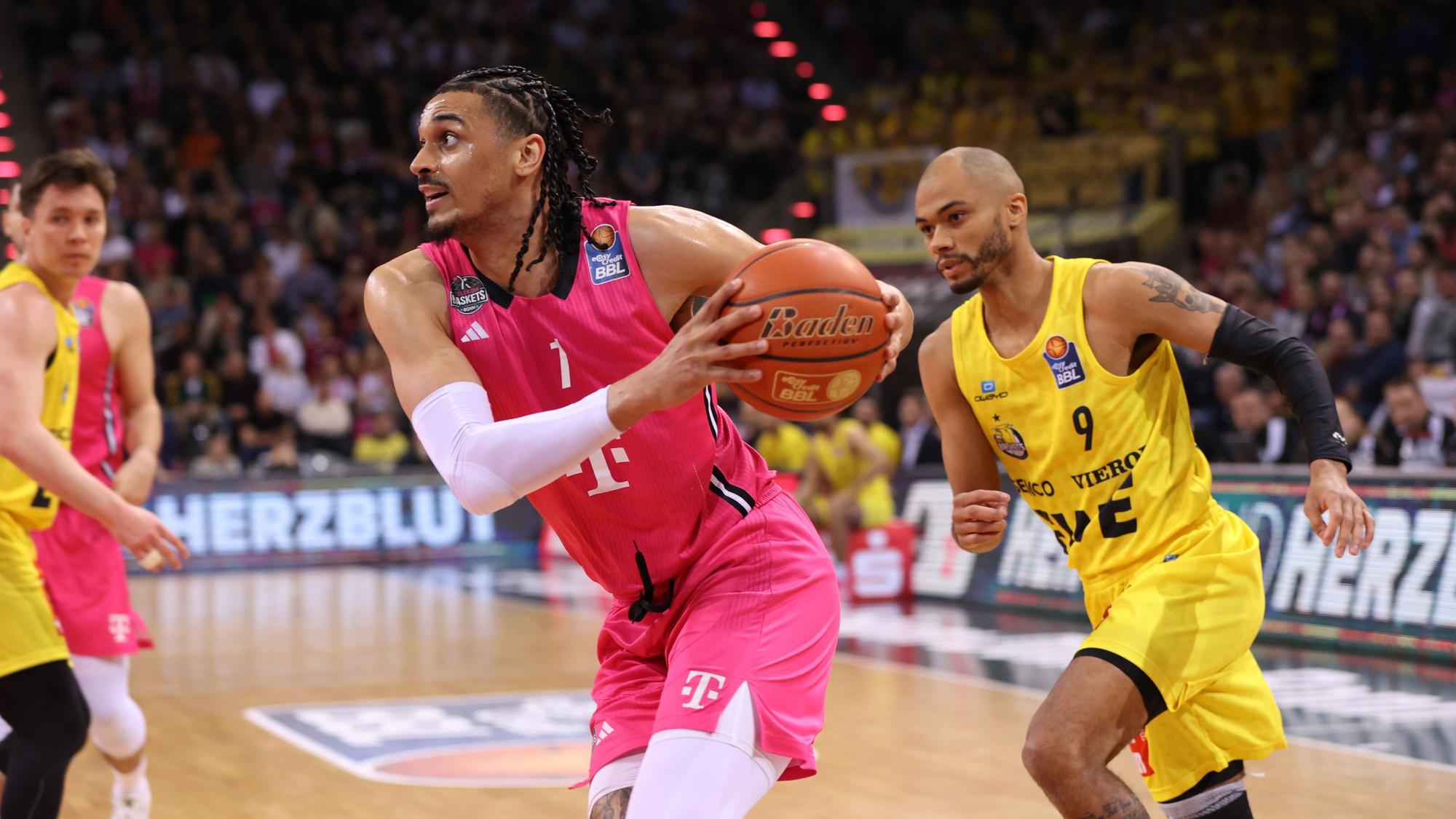 Bonns Power Forward Jonathan Bähre fällt sechs Wochen nach einer Knieoperation aus.