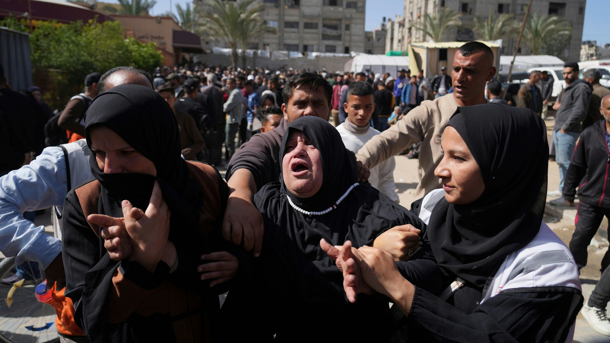 ARCHIV - 31.03.2025, Palästinensische Gebiete, Deir al-Balah: Trauernde reagieren während der Beerdigung von acht Rettungssanitätern des Roten Halbmonds, die eine Woche nach einem israelischen Angriff in Rafah geborgen wurden. (zu dpa: «Zweifel an Israels Darstellung zum Tod von 15 getöteten Rettern») Foto: Abdel Kareem Hana/AP/dpa +++ dpa-Bildfunk +++