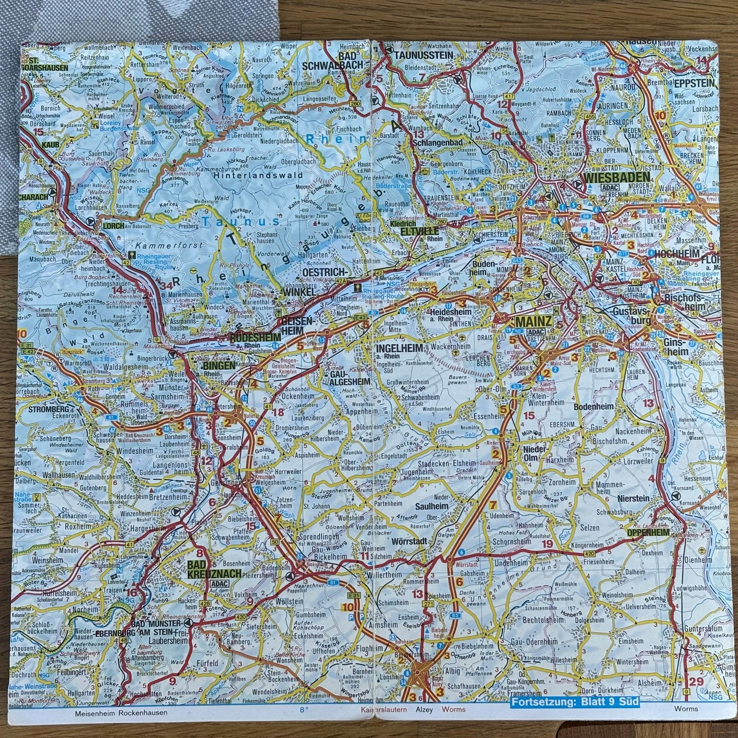 Nahaufnahme einer Karte, auf der Straßen und Wege mit verschiedenen Farben hervorgehoben sind