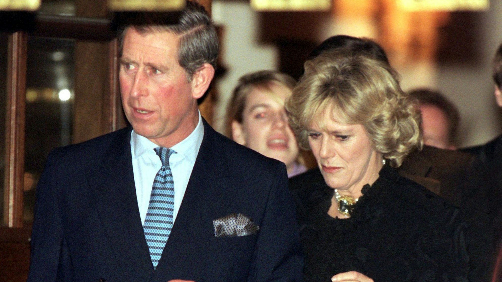 1999, Großbritannien, London: Der damalige britische Thronfolger Prinz Charles und seine langjährige Freundin Camilla Parker Bowles verlassen im Blitzlichtgewitter das Ritz Hotel - es war ihr erster gemeinsamer Auftritt in der Öffentlichkeit.