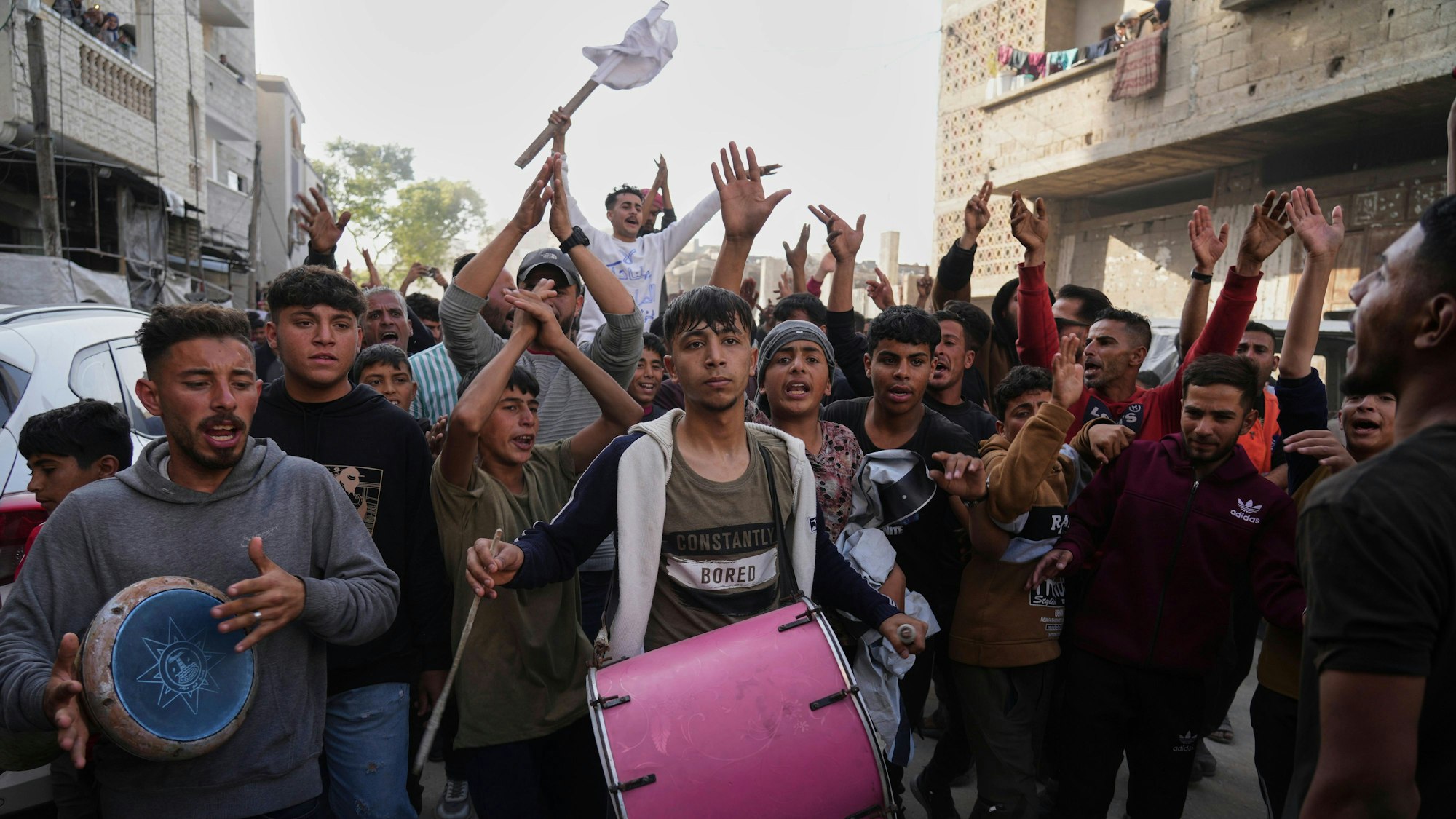 Palästinenser protestieren gegen die Hamas und den Krieg mit Israel.