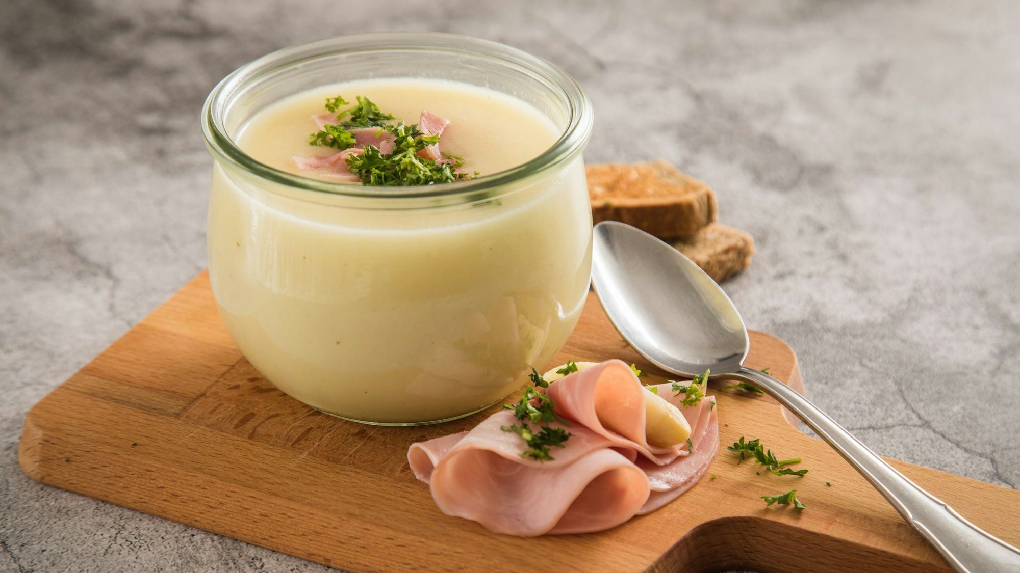 Eine klassische Spargelsuppe ist aus Spargelsud, Butter und Mehl schnell zubereitet. Gewürzt wird mit Pfeffer, Salz, Muskat und etwas Zitronensaft.