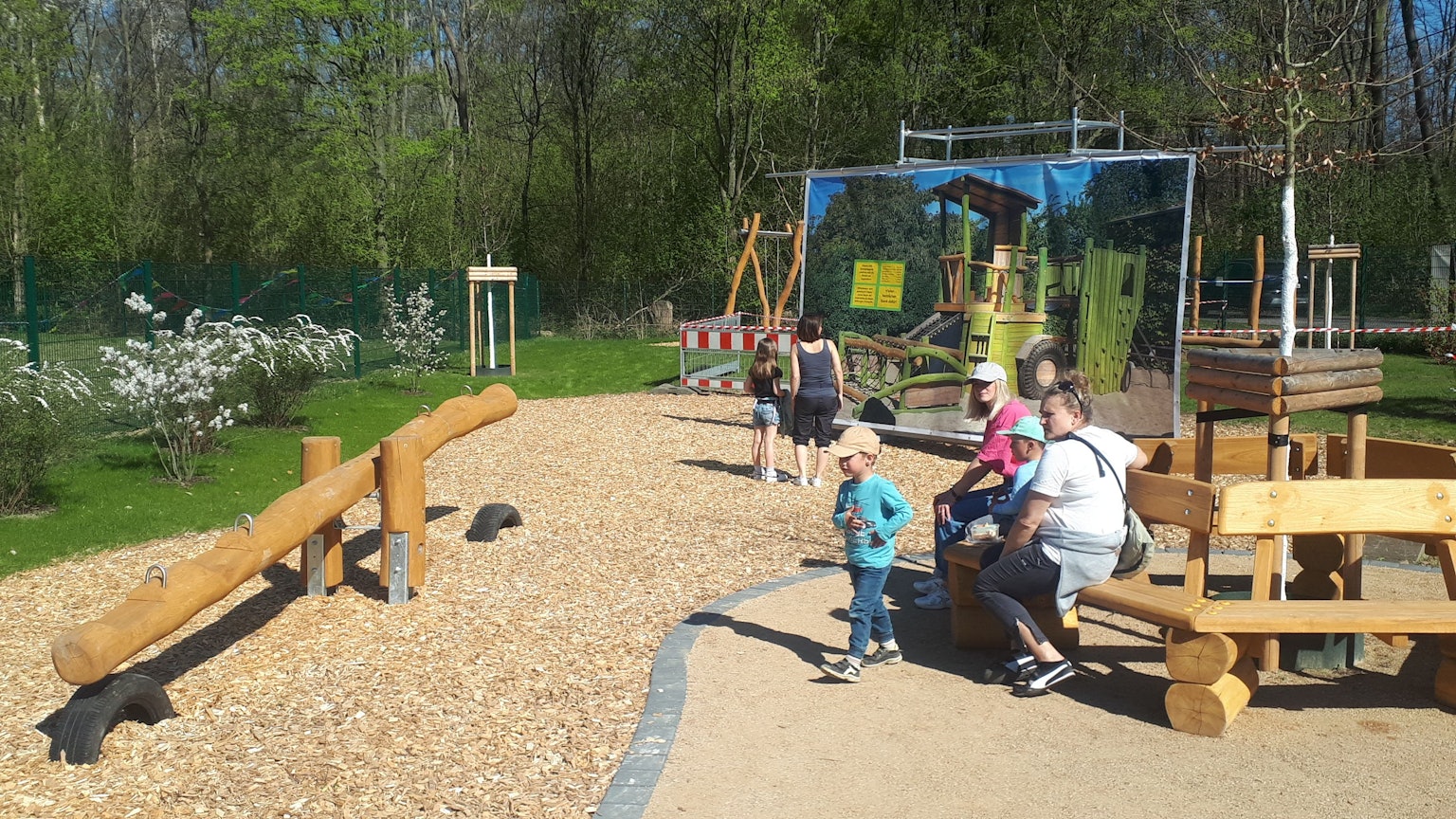 Blick über den neuen Spielplatz und die Außenanlage des Wilhelmshofs.