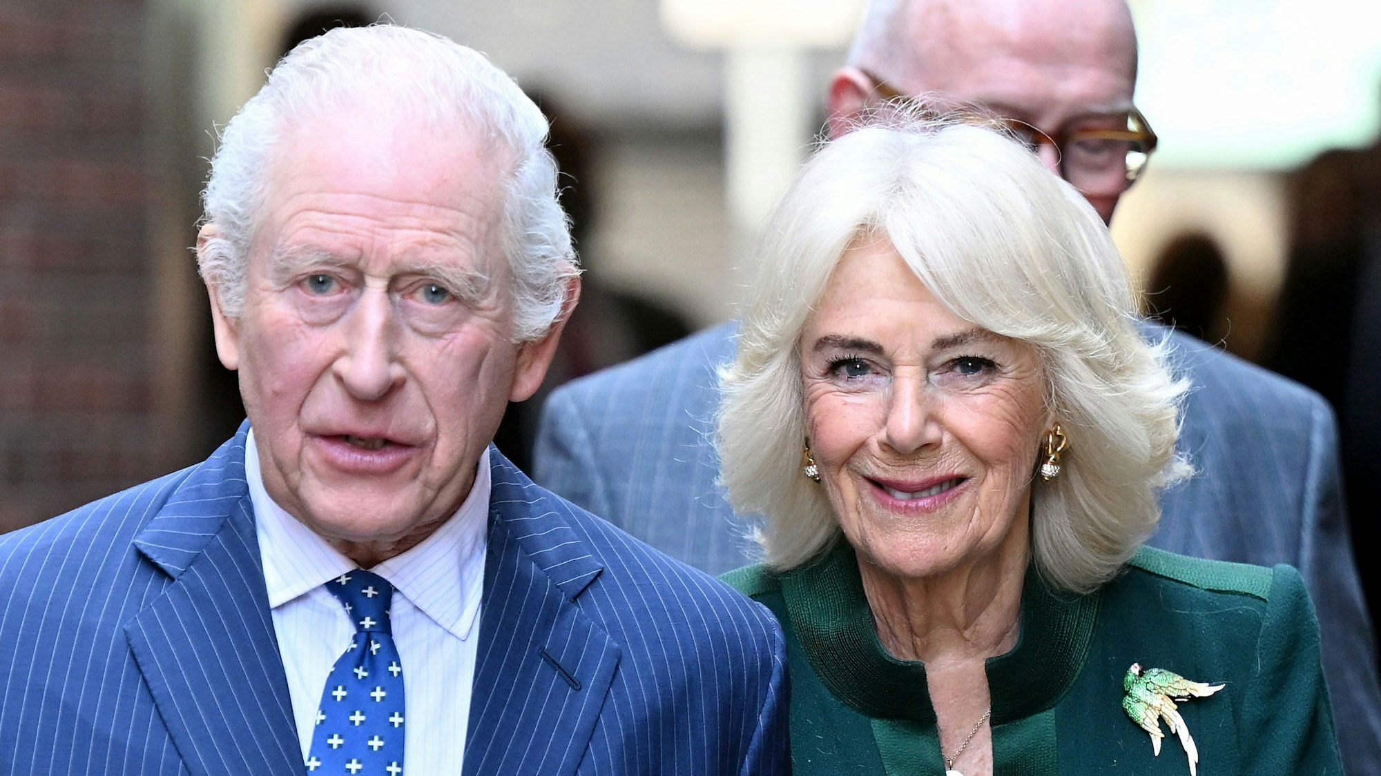 Der britische König Charles III. und Königin Camilla bei einem Besuch des Commercial Court in Belfast