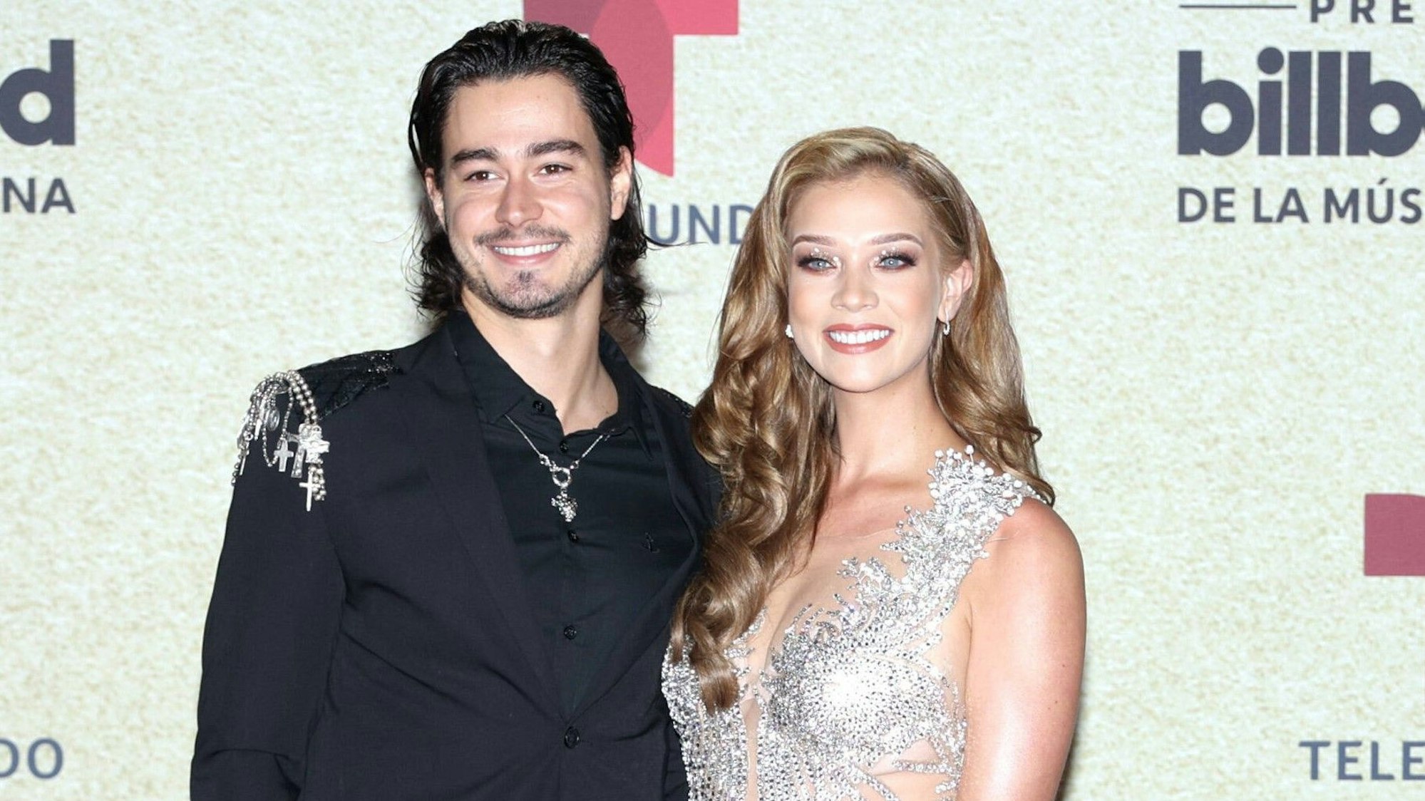 Manuel Masalva und Carolina Miranda kommen auf dem roten Teppich bei den 2021 Latin Billboard Music Awards an.