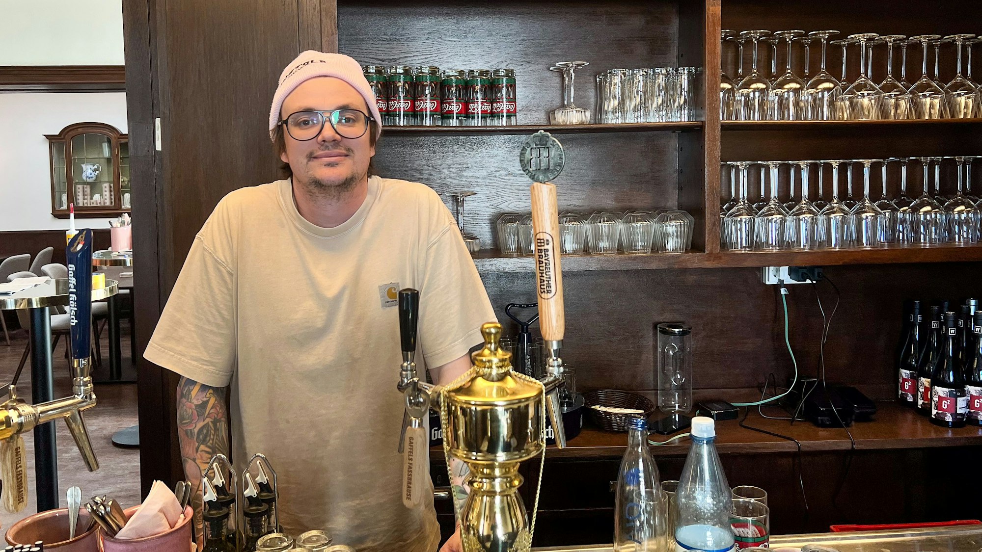 Mark Junglas hinter der Theke im neuen „Marienbildchen“.