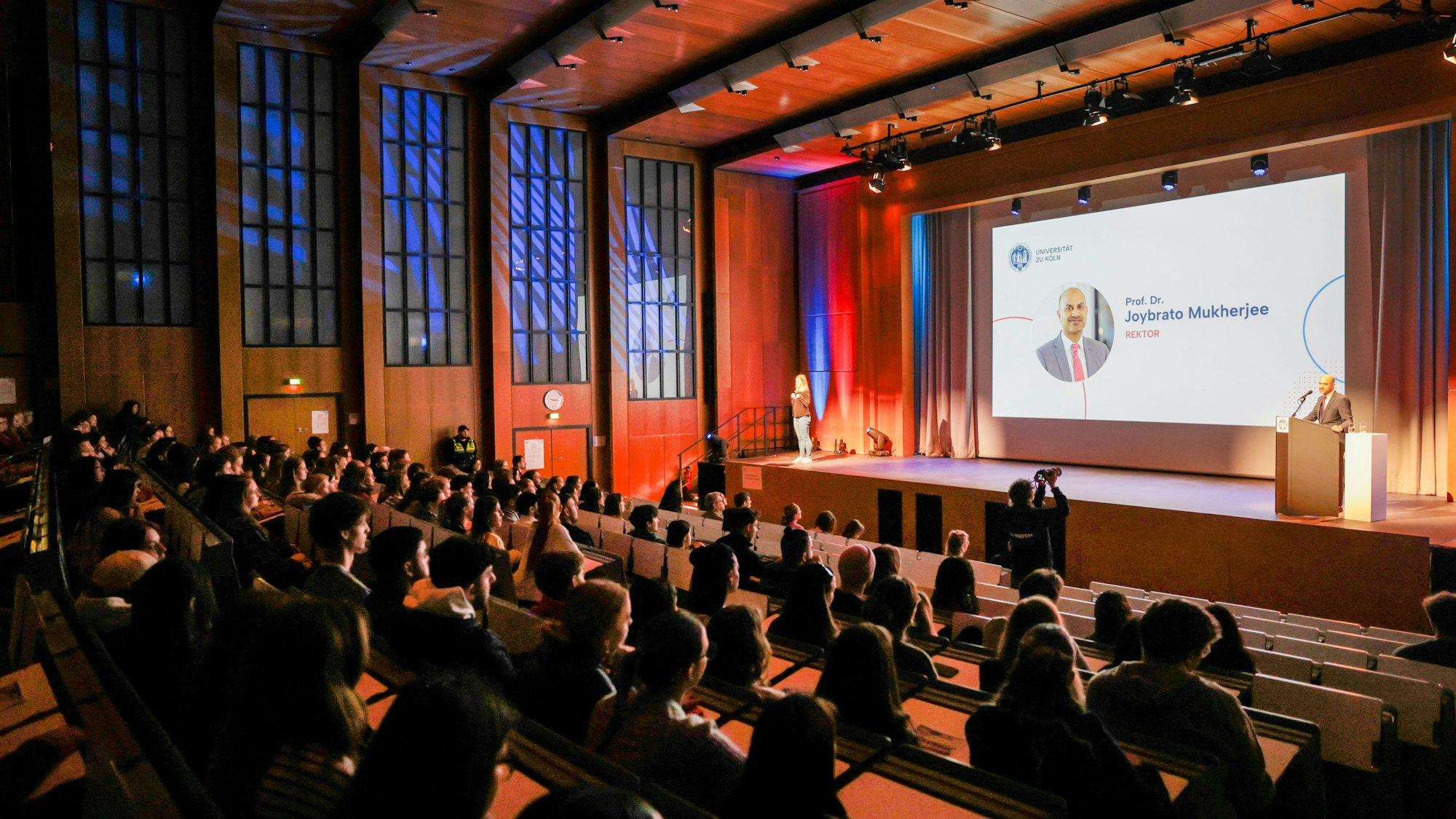 Begrüßung in der Uni Köln. Rektor Joybrato Mukherjee heißt die „Ersties“ Wilkommen.