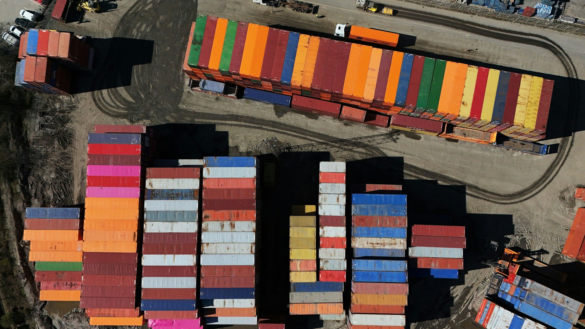 07.04.2025, Großbritannien, Falkirk: Hunderte von Schiffscontainern am Grangemouth Terminal in der Nähe von Falkirk.