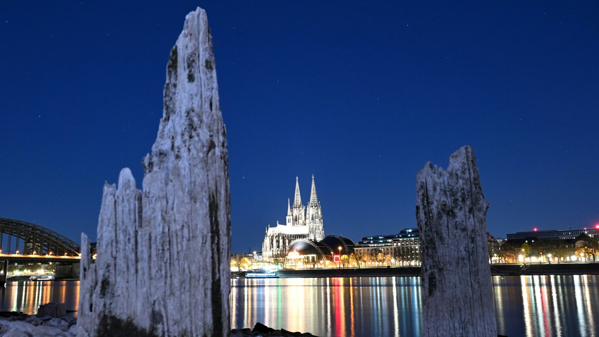 Teile einer Holzkonstruktion, die normalerweise unter Wasser liegen, sind am Rhein in Köln-Deutz zu sehen. Wegen der lang anhaltenden Trockenheit ist der Pegel des Rheins gefallen.