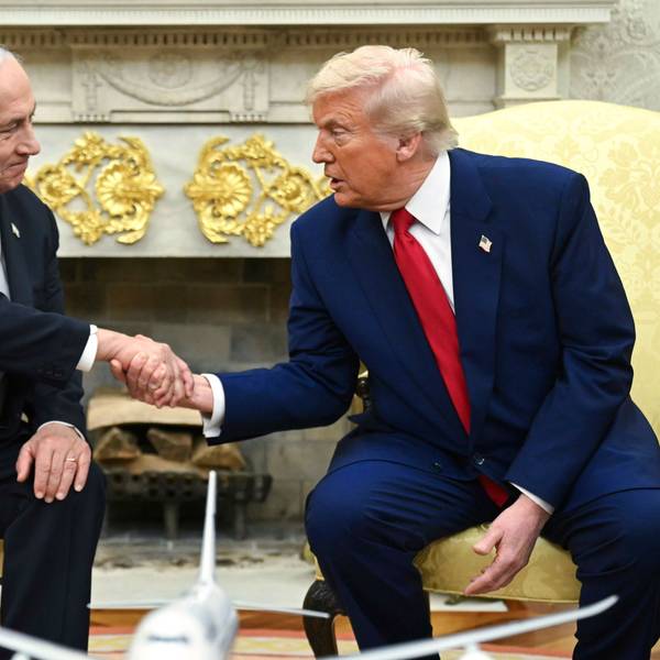 07.04.2025, USA, Washington: US-Präsident Donald Trump (r) schüttelt die Hand von Israels Ministerpräsident Benjamin Netanjahu im Oval Office des Weißen Hauses. Foto: -/POOL/AP/dpa +++ dpa-Bildfunk +++