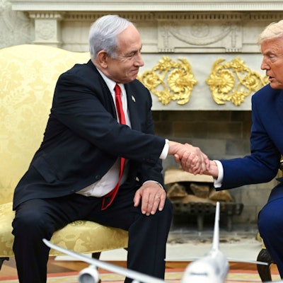 07.04.2025, USA, Washington: US-Präsident Donald Trump (r) schüttelt die Hand von Israels Ministerpräsident Benjamin Netanjahu im Oval Office des Weißen Hauses. Foto: -/POOL/AP/dpa +++ dpa-Bildfunk +++
