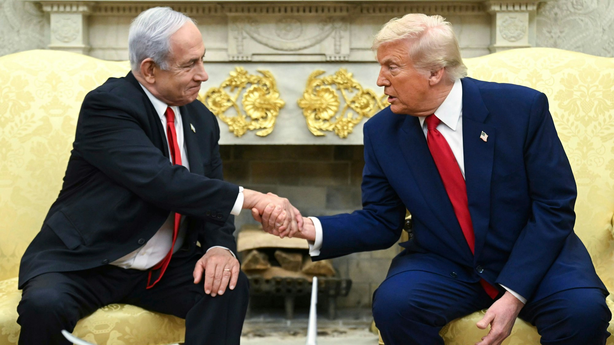 07.04.2025, USA, Washington: US-Präsident Donald Trump (r) schüttelt die Hand von Israels Ministerpräsident Benjamin Netanjahu im Oval Office des Weißen Hauses. Foto: -/POOL/AP/dpa +++ dpa-Bildfunk +++