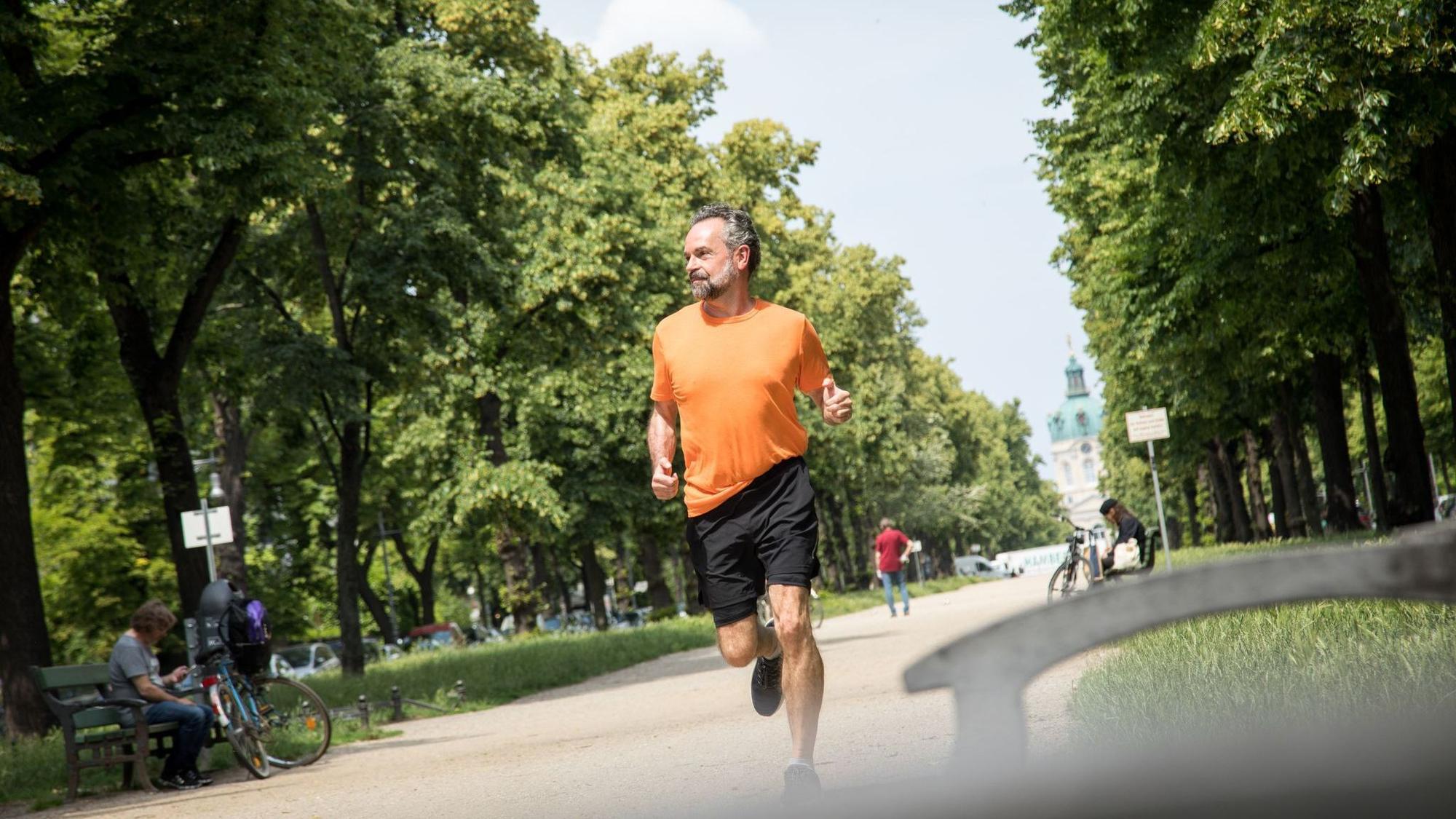 Bewegung hält fit, aber gerade im Alter ist die richtige Belastungssteuerung entscheidend.