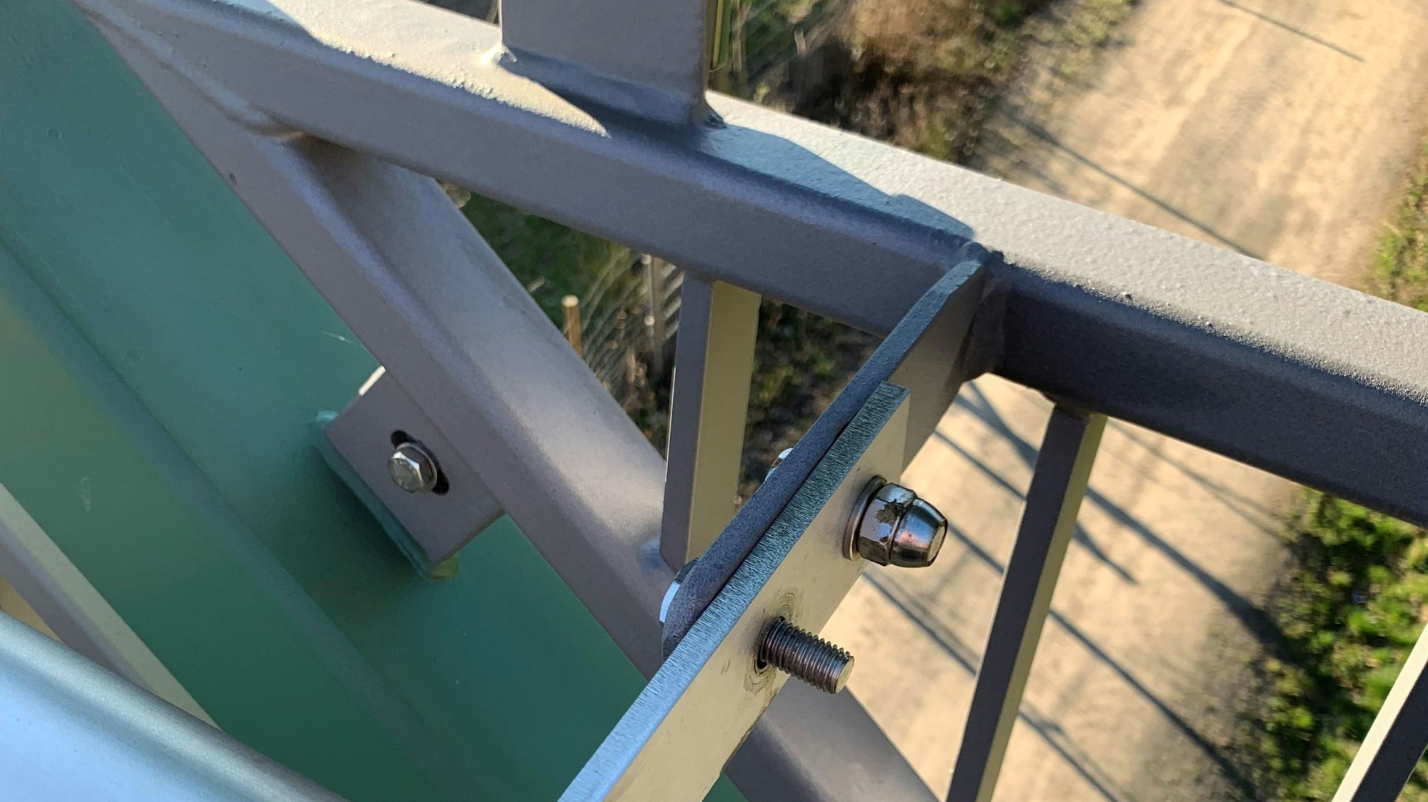 Auch da, wo der Handlauf noch an Ort und Stelle ist, fehlen vereinzelt Muttern.