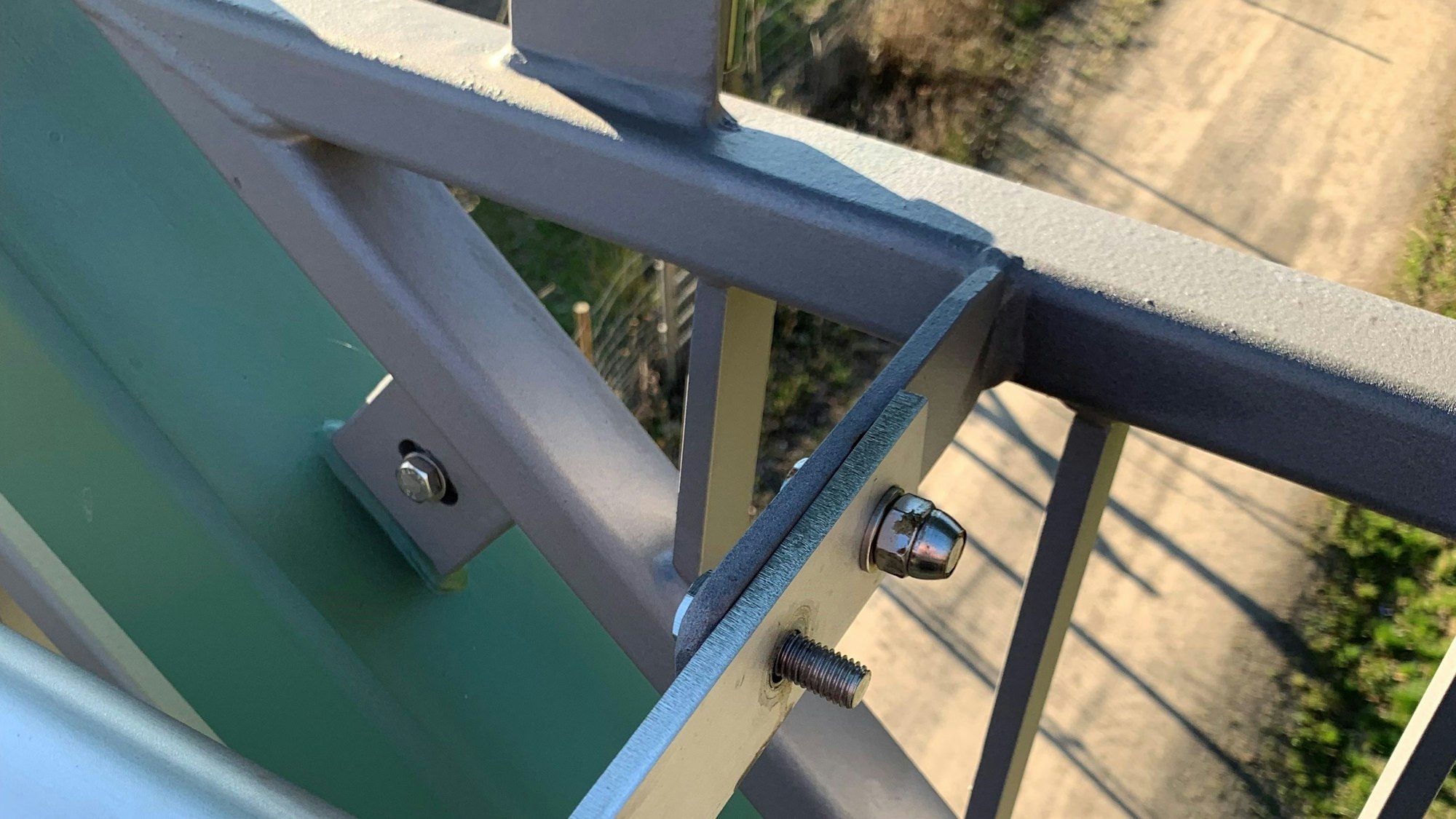 Auch da, wo der Handlauf noch an Ort und Stelle ist, fehlen vereinzelt Muttern.